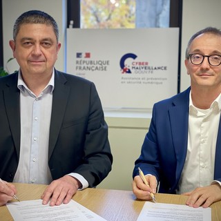 Il momento della firma Il momento della firma