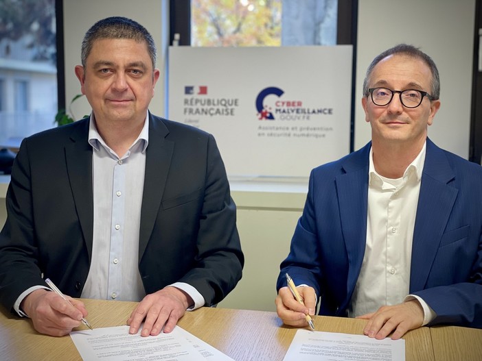 Il momento della firma Il momento della firma