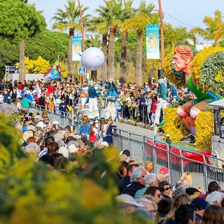Mandelieu la Napoule si colora di giallo: è il momento della Fête du Mimosa (Video)