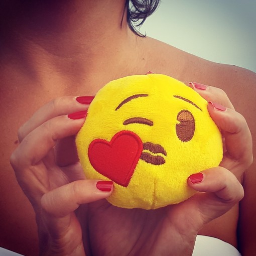 Faccina che bacia! Oggi, 17 luglio, è la giornata mondiale delle emoji Faccina che bacia! Oggi, 17 luglio, è la giornata mondiale delle emoji