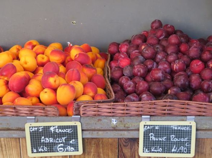 Frutta in un piccolo supermercato Frutta in un piccolo supermercato