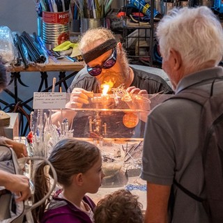 A Biot il vetro prende fuoco: tre giorni nella città dove la materia diventa arte