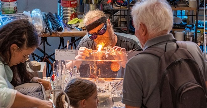 A Biot il vetro prende fuoco: tre giorni nella città dove la materia diventa arte