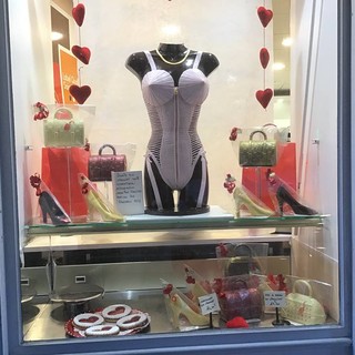La sexy vetrina al cioccolato della Boulangerie du Capitole a Nizza
