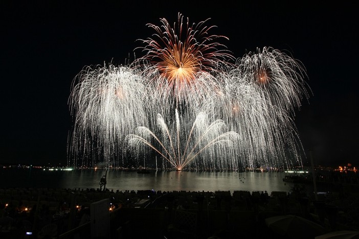 La rassegna di fuochi artificiali musicali di Antibes inizia il 4 agosto