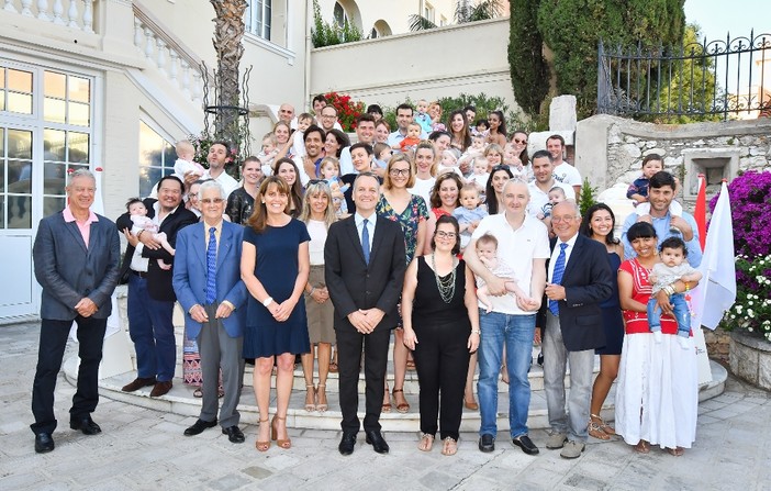 Monaco: il municipio accoglie le famiglie monegasche e i loro primi figli all'occasione della festa della madre e del padre