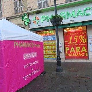 Costa Azzurra, crescono Covid e influenza. Appello di Estrosi: “Rimettiamo le mascherine, almeno sui trasporti pubblici”