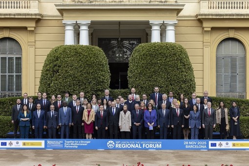 I rappresentanti dei 43 Paesi membri dell’Unione per il Mediterraneo riuniti a Barcellona per il 10° Forum regionale, in occasione del lancio del nuovo “Patto per la Méditerranée”. I rappresentanti dei 43 Paesi membri dell’Unione per il Mediterraneo riuniti a Barcellona per il 10° Forum regionale, in occasione del lancio del nuovo “Patto per la Méditerranée”.