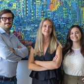 Foto del team: da sinistra Nicolas Guillaud de Saint Ferréol, CEO di Apiwork, al centro Julie Bertany, direttrice di Livein, e a destra Marion Hayet, project manager web di Livein. Ph @ambrechiarelli