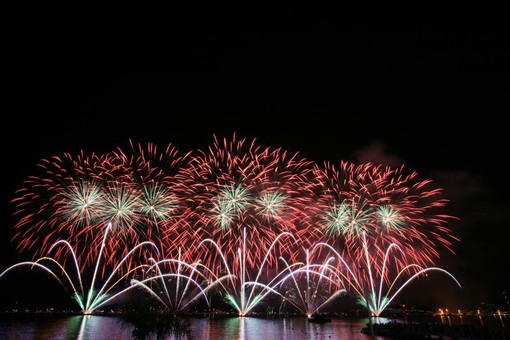 Cannes, 14 luglio. Torna il grandioso Festival dei fuochi d'artificio piromelodici
