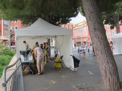 Nizza, Place Massena, fila per il test Nizza, Place Massena, fila per il test