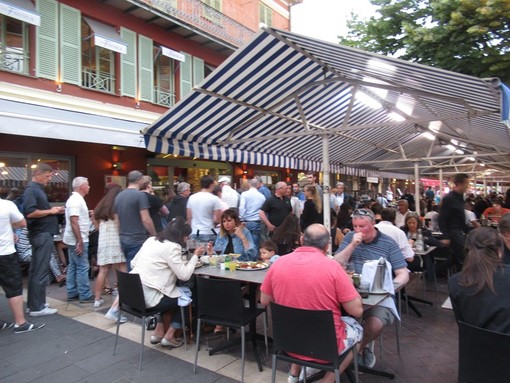 Fila davanti ad un ristorante nel Vieux Nice Fila davanti ad un ristorante nel Vieux Nice