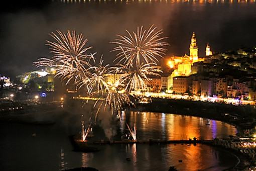 14 luglio, festa nazionale in Francia. A Mentone fuochi d'artificio alle 22.30 14 luglio, festa nazionale in Francia. A Mentone fuochi d'artificio alle 22.30