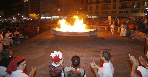 Fête de la Saint-Pierre , la barca viene bruciata