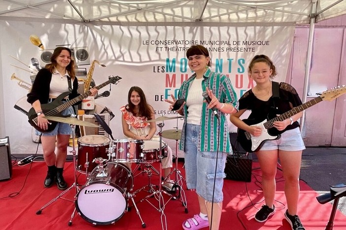 Marché Forville, Cannes, Ensemble féminin