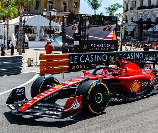 A Monaco una lotteria benefica per un ricamo su seta della Ferrari 2022 di Charles Leclerc