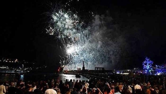 I fuochi d'artificio al porto e l'albero della vita del 9 giugno 2018 (Facebook)