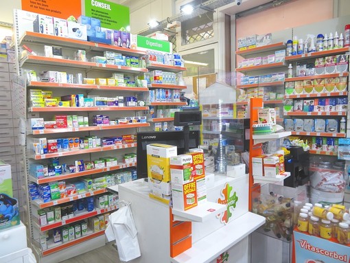 Interno di una farmacia di Nizza