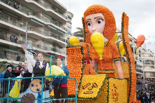 Giovedì e venerdì si vendono a Mentone frutti e fiori del Carnevale