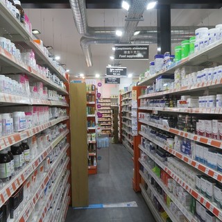 Interno di una farmacia a Nizza