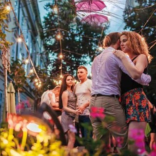 Grasse si trasforma in Montmartre: una giornata "sous le ciel de Paris" per omaggiare Édith Piaf
