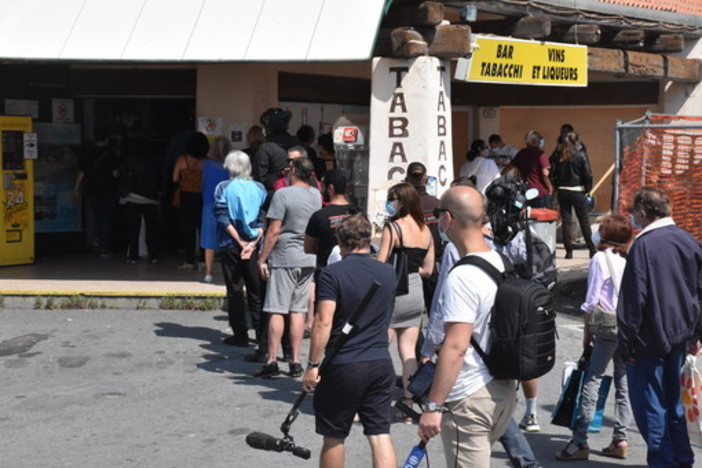 Fila davanti ad una tabaccheria a Ventimiglia