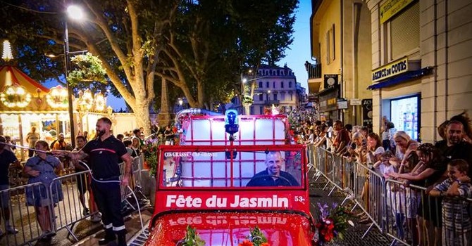 Grasse si veste di bianco: la Festa del Gelsomino compie 80 anni e trasforma la capitale del profumo in un grande palcoscenico a cielo aperto Grasse si veste di bianco: la Festa del Gelsomino compie 80 anni e trasforma la capitale del profumo in un grande palcoscenico a cielo aperto