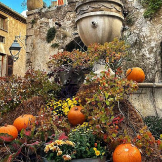 Saint-Paul de Vence celebra l’autunno: tra mercatini, castagne e magia sotto le stelle