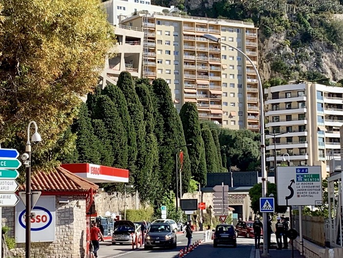 Autocertificazione per chi lavora a Monaco: tolleranza fino a martedì, quindi sarà importante averla in tasca Autocertificazione per chi lavora a Monaco: tolleranza fino a martedì, quindi sarà importante averla in tasca