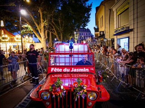 Grasse si veste di bianco: la Festa del Gelsomino compie 80 anni e trasforma la capitale del profumo in un grande palcoscenico a cielo aperto