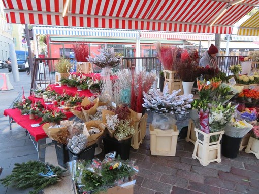 Il Mercato dei fiori di Cours Saleya si prepara al Natale 2022