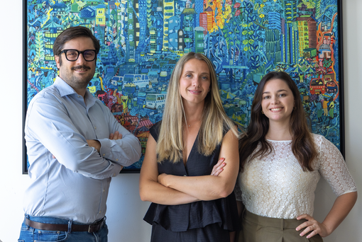 Foto del team: da sinistra Nicolas Guillaud de Saint Ferréol, CEO di Apiwork, al centro Julie Bertany, direttrice di Livein, e a destra Marion Hayet, project manager web di Livein. Ph @ambrechiarelli Foto del team: da sinistra Nicolas Guillaud de Saint Ferréol, CEO di Apiwork, al centro Julie Bertany, direttrice di Livein, e a destra Marion Hayet, project manager web di Livein. Ph @ambrechiarelli