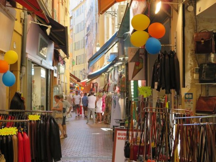 La “Grande Braderie” nel Vieux Nice dello scorso anno La “Grande Braderie” nel Vieux Nice dello scorso anno