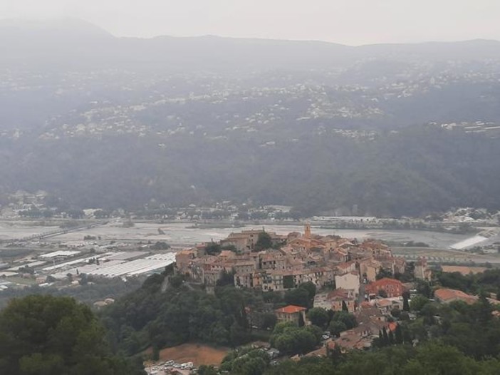 Gattières e i suoi sentieri nelle fotografie di Danilo Radaelli Gattières e i suoi sentieri nelle fotografie di Danilo Radaelli