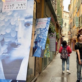 Esterno dell'esposizione Geishas Bleues, fotografie di Silvia Assin