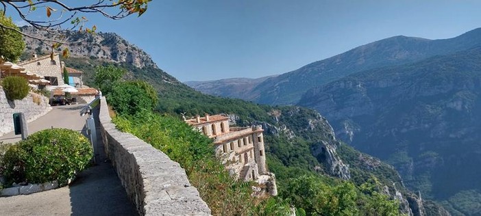 Gourdon (1 - 10), Col de la Sine (11 - 15), Mons (16 - 33), canyon fiume Siagne (34 - 49) e Mont Lachens (50 - 51). Le fotografie sono di Danilo Radaelli Gourdon (1 - 10), Col de la Sine (11 - 15), Mons (16 - 33), canyon fiume Siagne (34 - 49) e Mont Lachens (50 - 51). Le fotografie sono di Danilo Radaelli