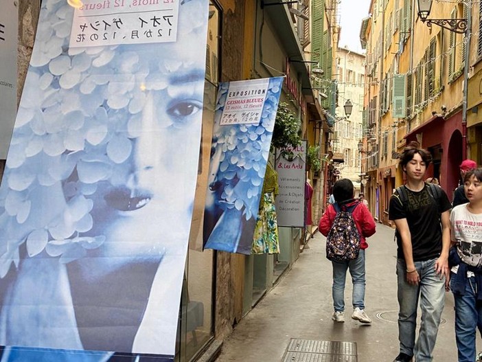 Esterno dell'esposizione Geishas Bleues, fotografie di Silvia Assin Esterno dell'esposizione Geishas Bleues, fotografie di Silvia Assin