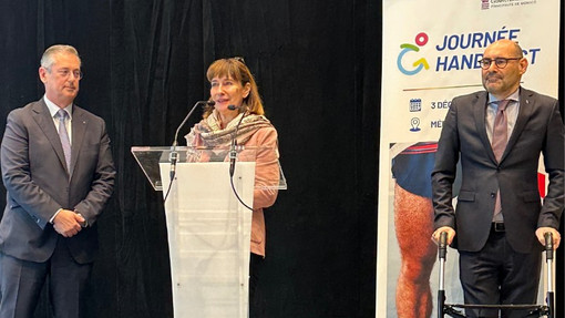 La cerimonia di consegna del Trophée 2025 «Handipact» al Grimaldi Forum Monaco: Christophe Robino (a sinistra), Consigliere di Governo-Ministro, Lionel Galfré (a destra), Delegato per le questioni legate alla disabilità, e Sylvie Biancheri (al centro), Direttrice Generale del Grimaldi Forum.