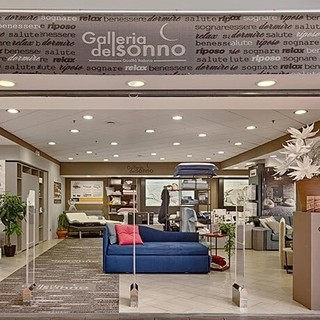 Cerchi un sofà per il tuo salotto? Al centro commerciale La Riviera Shopville ad Arma di Taggia ha aperto il nuovo showroom “Galleria del Sonno” dedicato interamente ai divani living!