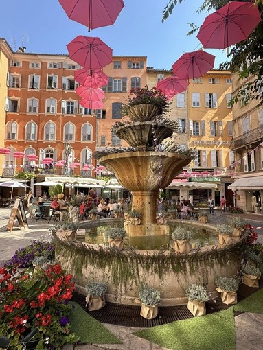 Grasse si tinge di viola: tre giorni di festa per celebrare la lavanda Grasse si tinge di viola: tre giorni di festa per celebrare la lavanda