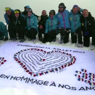Il cuore formato dai galets in cima allo Stok Kangri (foto France 3)