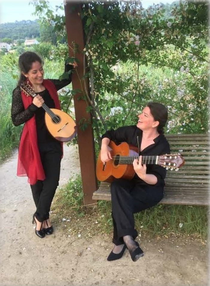 Sabine Marzé, mandolinista e Anne-Sophie Llorens, chitarrista Sabine Marzé, mandolinista e Anne-Sophie Llorens, chitarrista