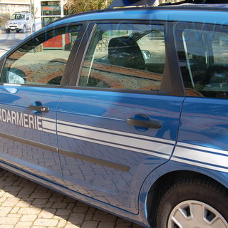 A Nizza torna l’incubo del ‘vol à la portière’, le testimonianza di una donna di Vallecrosia: “Ero in auto con mio figlio quando mi hanno circondata tre incappucciati”