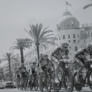 &quot;Giallo sulla Promenade&quot;, i tabelloni che raccontano il Tour de France a Nizza