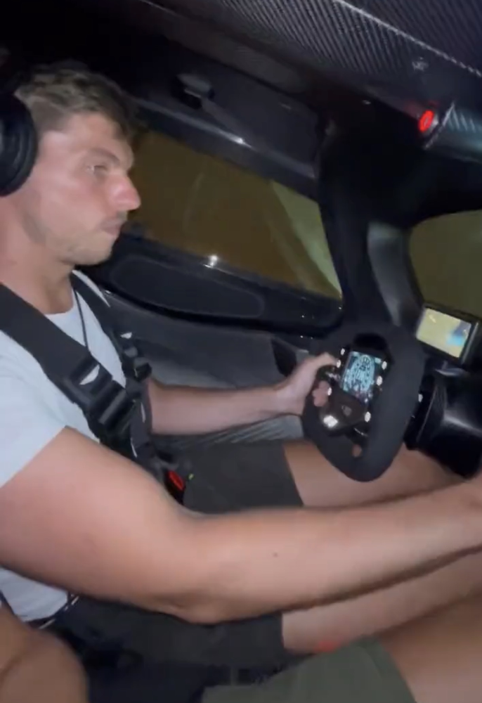 Il monegasco Mark Verstappen ripreso mentre guida la sua Aston martin Valkyrie sull'A8 tra Nizza e Monaco (fermo immagine da frame Twitter) Il monegasco Mark Verstappen ripreso mentre guida la sua Aston martin Valkyrie sull'A8 tra Nizza e Monaco (fermo immagine da frame Twitter)