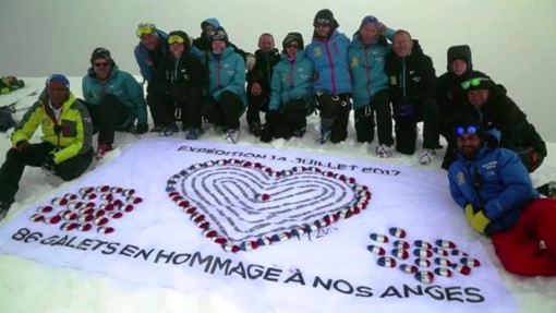 Il cuore formato dai galets in cima allo Stok Kangri (foto France 3)
