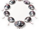 Nanna OBEL - “JUST CUT IT“. Collier composé de broches, émail, argent, cuivre, corail, tourmaline, photographies. Photo : Dorte Krogh