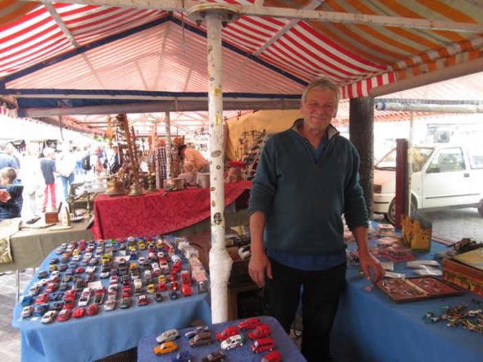 La bancarella di Gaetan Lemasson al mercato à la brocante di Cours Saleya