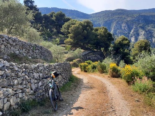 “Tour” in bicicletta nell’arrière pays nizzardo, fotografie di Danilo Radaelli “Tour” in bicicletta nell’arrière pays nizzardo, fotografie di Danilo Radaelli