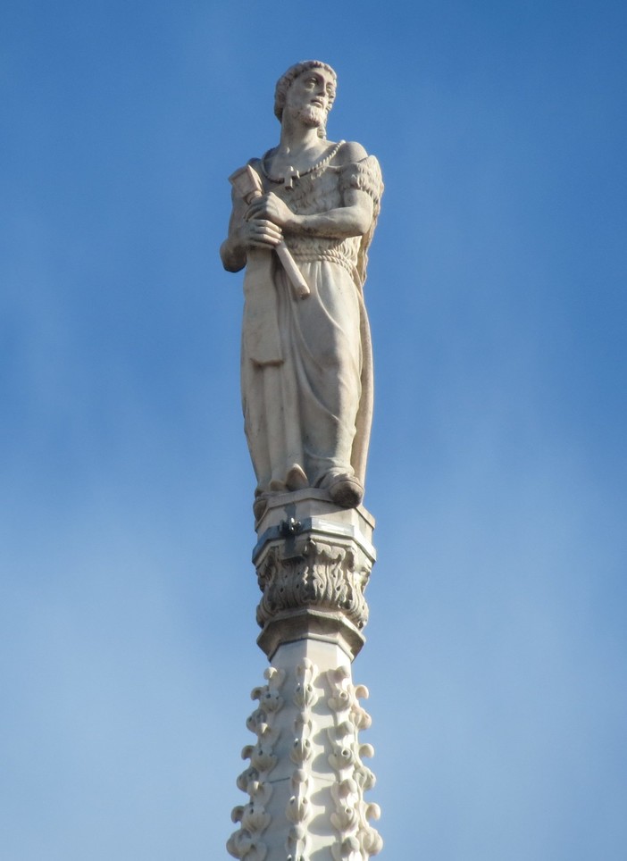 La statua di San Biagio in una guglia del Duomo di Milano La statua di San Biagio in una guglia del Duomo di Milano